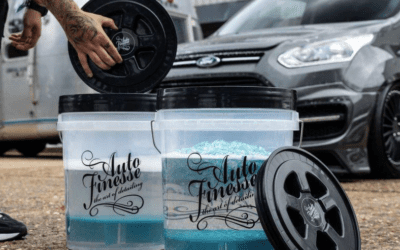 Autowassen zonder krassen: De 2-emmer methode voor een stralend resultaat